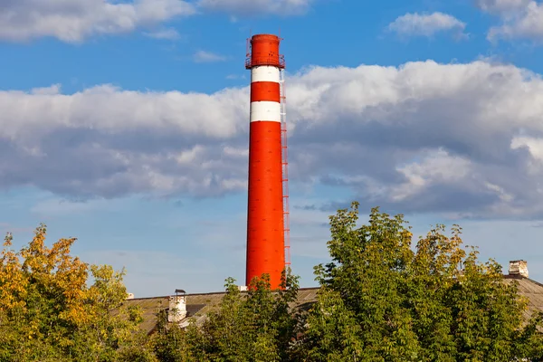 Cheminée d'usine rouge contre le ciel bleu — Photo