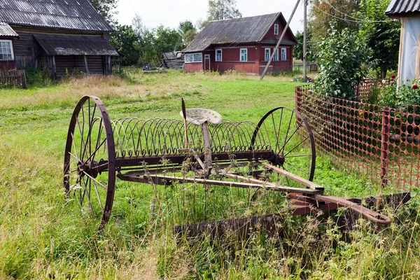 Rastrillo de heno en la agricultura modelo obsoleto — Foto de Stock