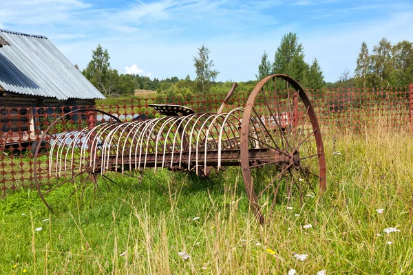 農業の古いモデルで干し草を熊手 — ストック写真