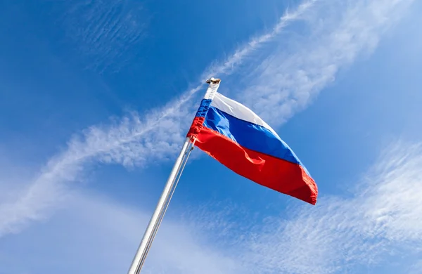 Ruská vlajka vlaje ve větru — Stock fotografie