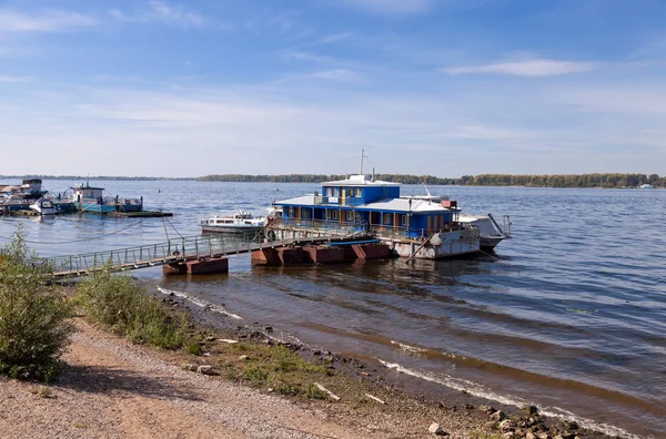 Kleine pier op de rivier de Wolga in samara, Rusland — Stockfoto