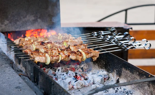 Tranches de viande juteuses avec sauce préparent sur le feu (shish kebab). — Photo