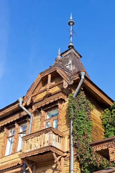 Vecchia casa in legno sopra il cielo blu — Foto Stock