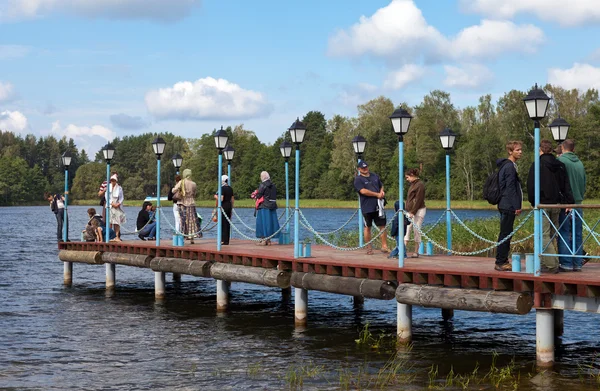 Valdaji, Rusko - srpen 19, 2012: pier v klášteře iversky na v — Stock fotografie