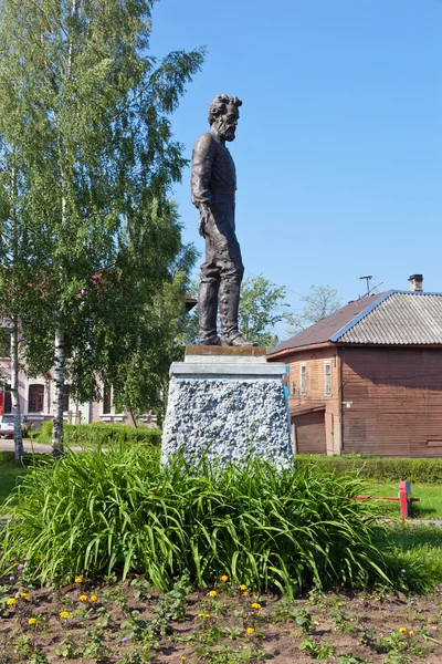 Okulovka, Rosja-zm. 2 lipca 2012: pomnik n.n rosyjski podróżnik — Zdjęcie stockowe