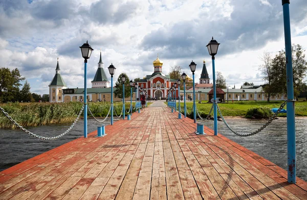 VALDAY, RUSSIA - AUGUST 19, 2012: Pier in Iversky monastery on V — Stock Photo, Image