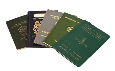 eski uluslararası pasaport üzerine beyaz izole