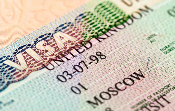 Timbres britanniques d'entrée et de sortie de visa dans le passeport — Photo