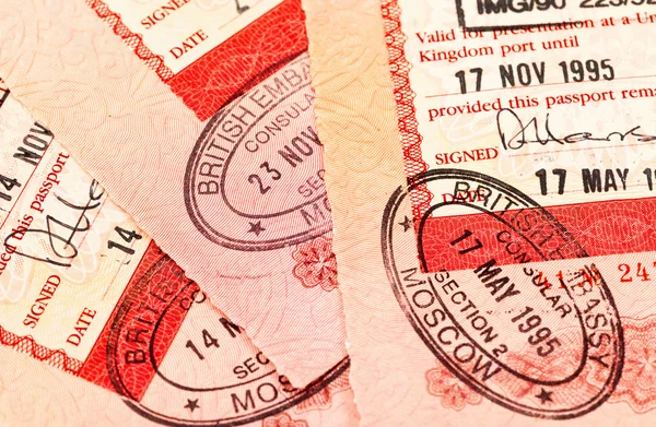 Carimbos de entrada e saída de vistos britânicos no passaporte — Fotografia de Stock