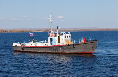 Rusya, Samara yakınlarındaki Volga nehri üzerinde küçük bir gemi.