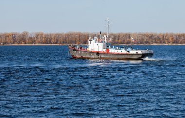 Rusya, Samara yakınlarındaki Volga nehri üzerinde küçük bir gemi.