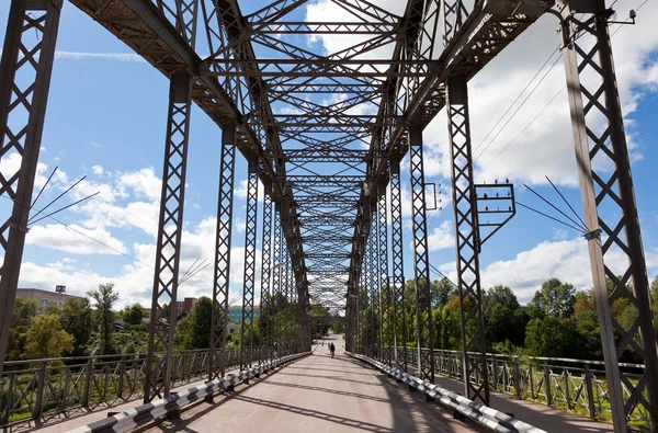 Παλιό τοξωτό μεταλλικό γεφύρι στην περιοχή Νόβγκοροντ, Ρωσία. δείτε από σε — Φωτογραφία Αρχείου