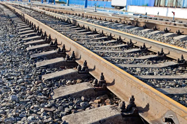 Syn på järnvägsspår i sommardag — Stockfoto