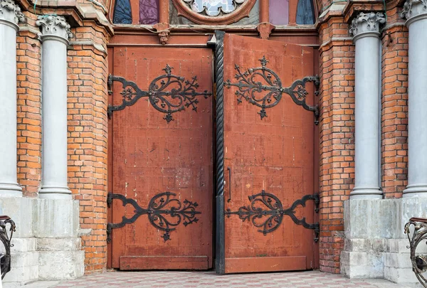 Antigua puerta de madera masiva en la iglesia católica — Foto de Stock