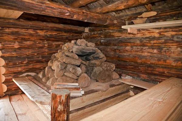 Hearth na antiga casa de madeira tradicional russa — Fotografia de Stock