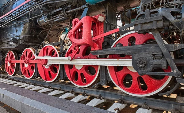 Old steam locomotive engine wheel and rods details — Stock Photo, Image