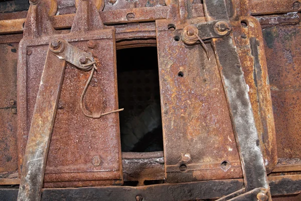 A porta da velha caldeira de locomotiva enferrujada — Fotografia de Stock
