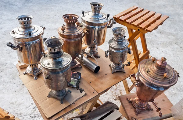 Oude Russische traditionele objecten voor thee ceremonie, samovars. — Stockfoto