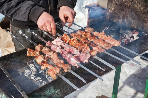 Saftige Fleischscheiben mit Soße auf Feuer zubereiten — Stockfoto