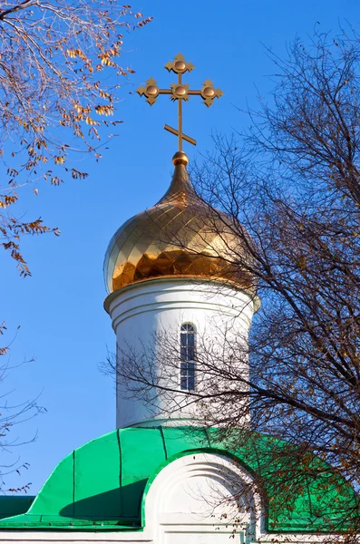 Golden dome and cross of the Russian Orthodox Church. — Stock Photo, Image