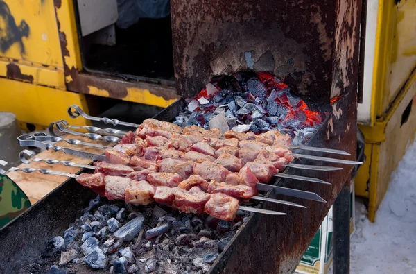 Соковиті скибочки м'яса з соусом готують на вогні (грибний шашлик ). — стокове фото