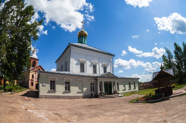 Iglesia ortodoxa cristiana en la región de Novgorod, Rusia . — Foto de Stock