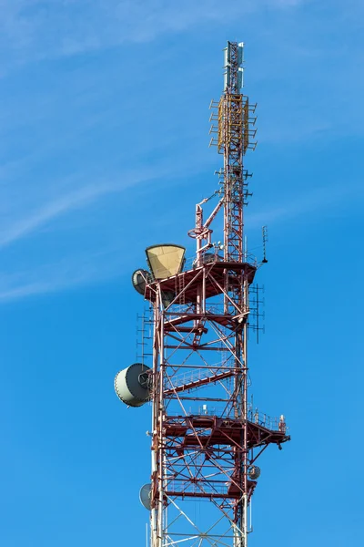 Πύργος τηλεπικοινωνιών με κεραίες πάνω από ένα μπλε ουρανό. — Φωτογραφία Αρχείου