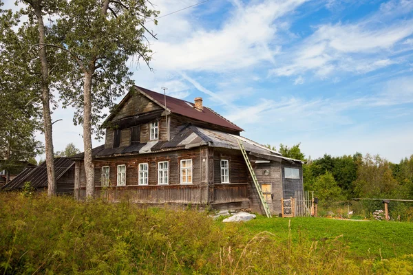 Vecchia casa in legno nel villaggio russo. Regione di Novgorod, Russia . — Foto Stock