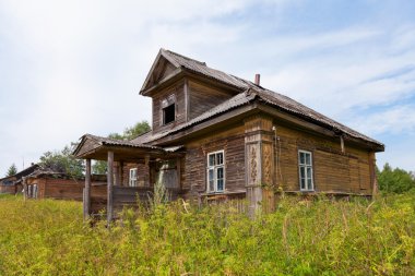 Rus köy eski ahşap evde. Novgorod bölgesi, Rusya Federasyonu.