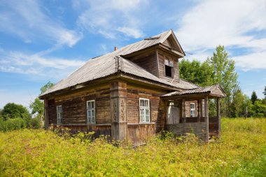 Rus köy eski ahşap evde. Novgorod bölgesi, Rusya Federasyonu.