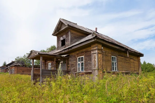 Vecchia casa in legno nel villaggio russo. Regione di Novgorod, Russia . — Foto Stock