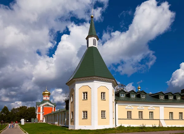 Igreja ortodoxa russa. Mosteiro de Iversky em Valday, Rússia — Fotografia de Stock