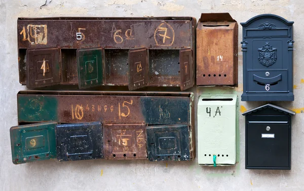 Old rusty mailboxes on the wall — Stock Photo, Image