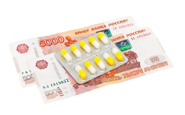 Piller och pengar över vit bakgrund — Stockfoto