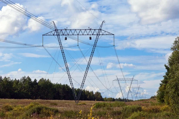 Pylon energii elektrycznej na tle niebieski niebo z chmurami — Zdjęcie stockowe