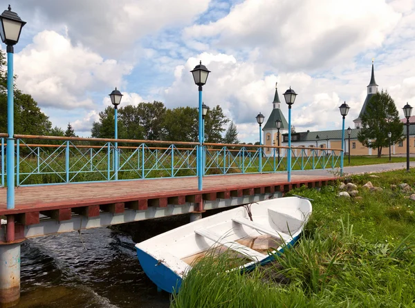 Muelle del monasterio en el lago Valday en verano, Rusia —  Fotos de Stock