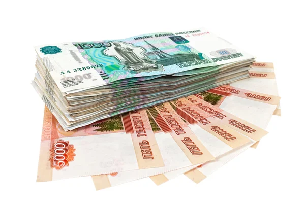 Beyaz arkaplanda izole edilmiş Rus rublesi banknotları