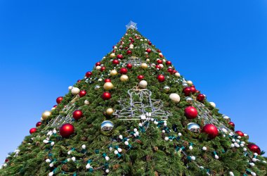 Noel dekorasyonu üzerine mavi gökyüzü ile firtree