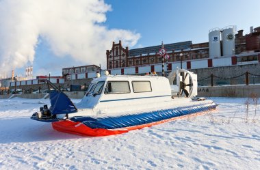 hovercraft donmuş nehir kıyısında