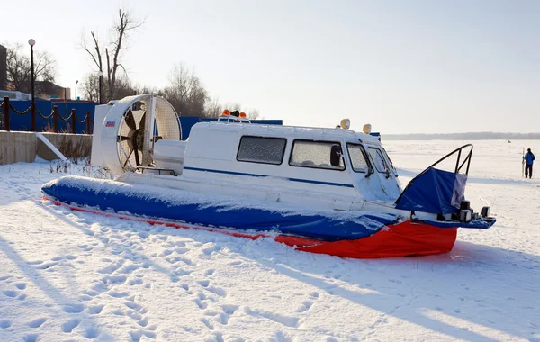 Hovercraft sur la rive d'une rivière gelée — Photo