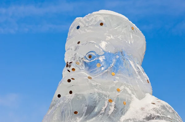 Sculpture sur glace du Père Noël sur ciel bleu — Photo