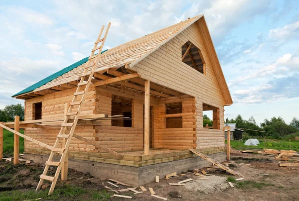 Dřevěný dům ve výstavbě — Stock fotografie