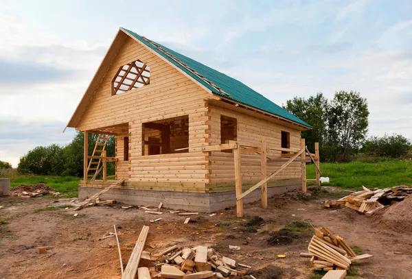 Dřevěný dům ve výstavbě — Stock fotografie