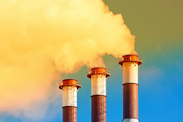 Camini fumo altro cielo blu — Foto Stock