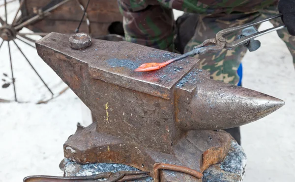 Fabbro lavorazione metallo con martello e incudine — Foto Stock