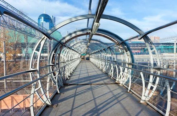 Steel and glass bridge for pedestrians crossing over the railway — Stock Photo, Image