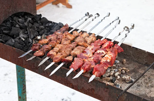Fette succose di carne preparate in fuoco — Foto Stock