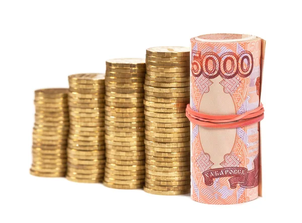 Billetes y monedas de rublos rusos sobre blanco — Foto de Stock