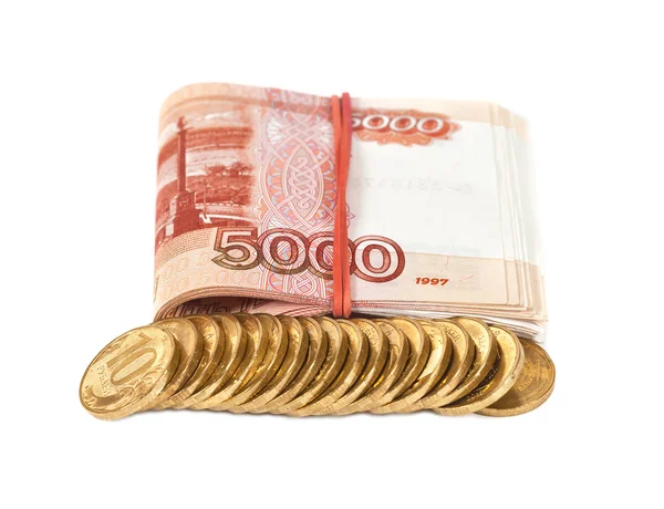 Russische roebels bankbiljetten en munten over Wit — Stockfoto