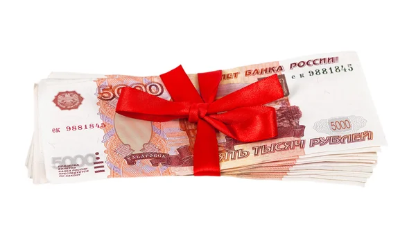 5000 rubli rosyjskich, otoczona przez wstążki na białe tło — Zdjęcie stockowe
